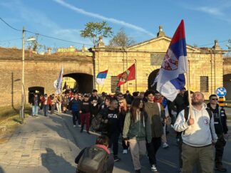 Studenti sa srpskoj zastavom krenuli pešice iz Novog Sada u Beograd