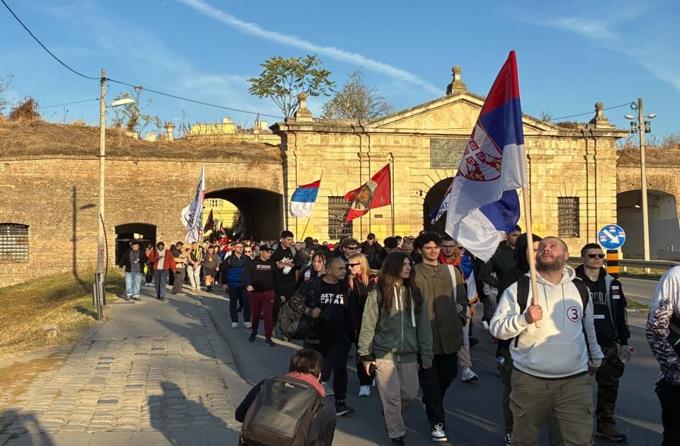 Studenti sa srpskoj zastavom krenuli pešice iz Novog Sada u Beograd