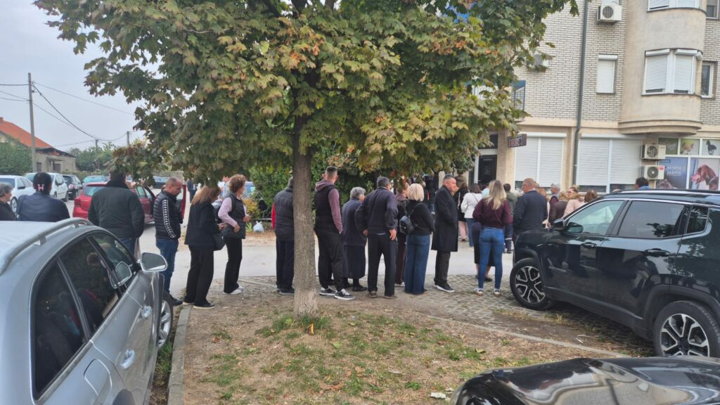 Građani u Požarevcu čekaju u redu za glasanje