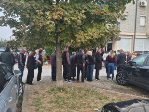 Građani u Požarevcu čekaju u redu za glasanje