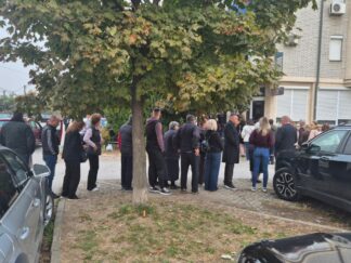 Građani u Požarevcu čekaju u redu za glasanje