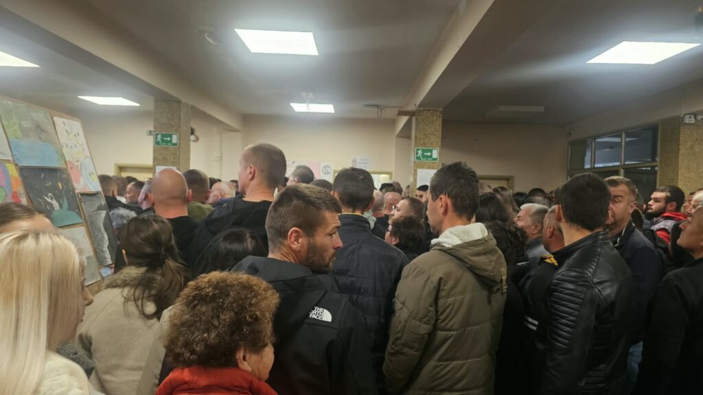 Građani čekaju da glasaju u Ribarićima, u opštini Tutin