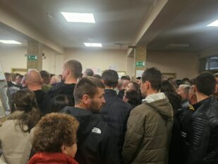 Građani čekaju da glasaju u Ribarićima, u opštini Tutin