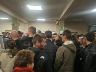 Građani čekaju da glasaju u Ribarićima, u opštini Tutin