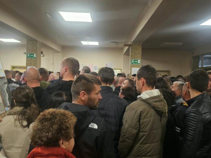 Građani čekaju da glasaju u Ribarićima, u opštini Tutin