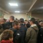 Građani čekaju da glasaju u Ribarićima, u opštini Tutin