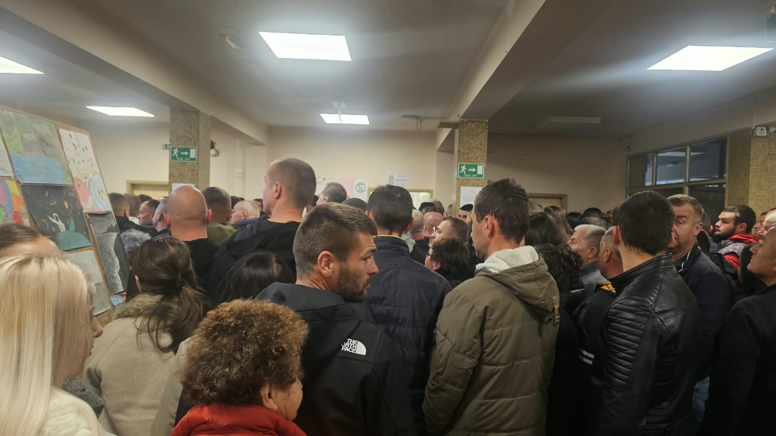 Građani čekaju da glasaju u Ribarićima, u opštini Tutin
