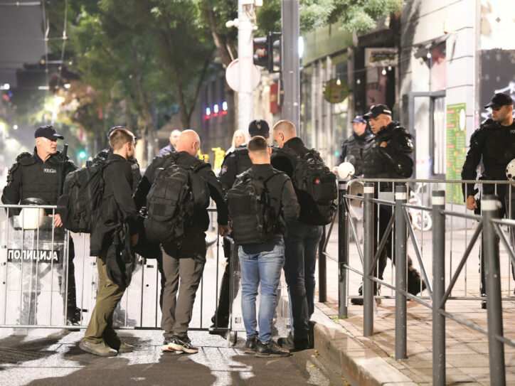 Momci u crnom s rančevima ulaze u Ćacilend, parlamentarni izbori 2026.