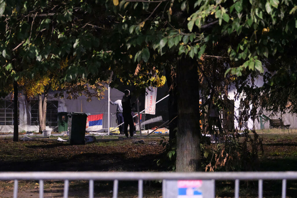 Momci u crnom s rančevima ulaze u Ćacilend, postavljanje šatora, parlamentarni izbori 2026.
