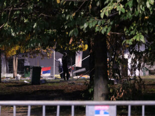 Momci u crnom s rančevima ulaze u Ćacilend, postavljanje šatora, parlamentarni izbori 2026.
