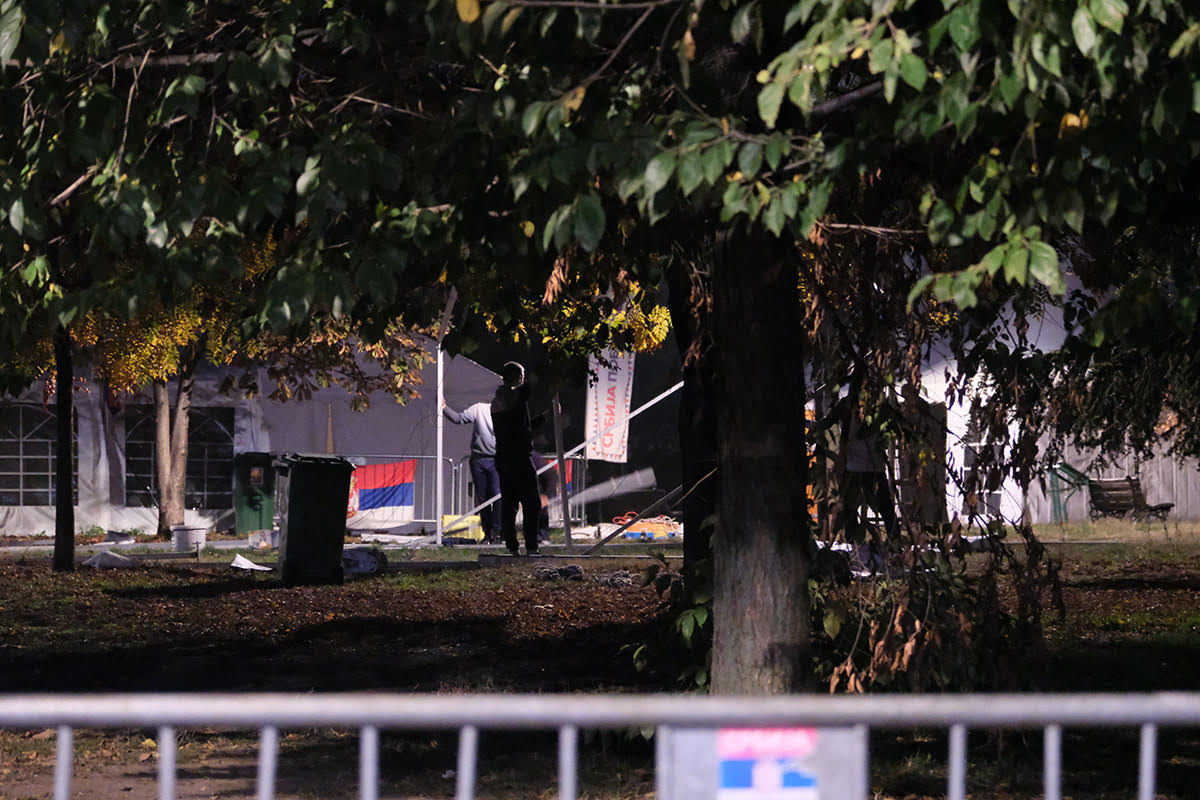 Momci u crnom s rančevima ulaze u Ćacilend, postavljanje šatora, parlamentarni izbori 2026.